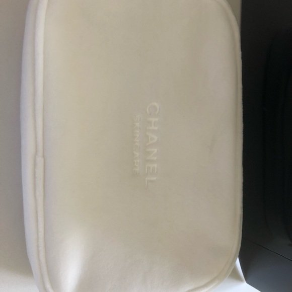 BNWT Chanel velvet cosmetic/skincare pouch - Picture 2 of 6